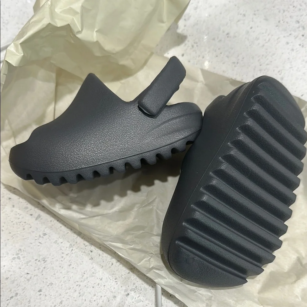 Yeezy Black Slippers with Molded Foam and Ventilation - Picture 4 of 7